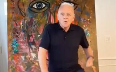 Anthony Hopkins balla su TikTok e sfida Stallone e Schwarzenegger