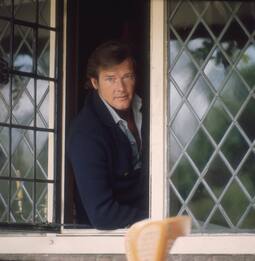 Roger Moore, 7 volte 007