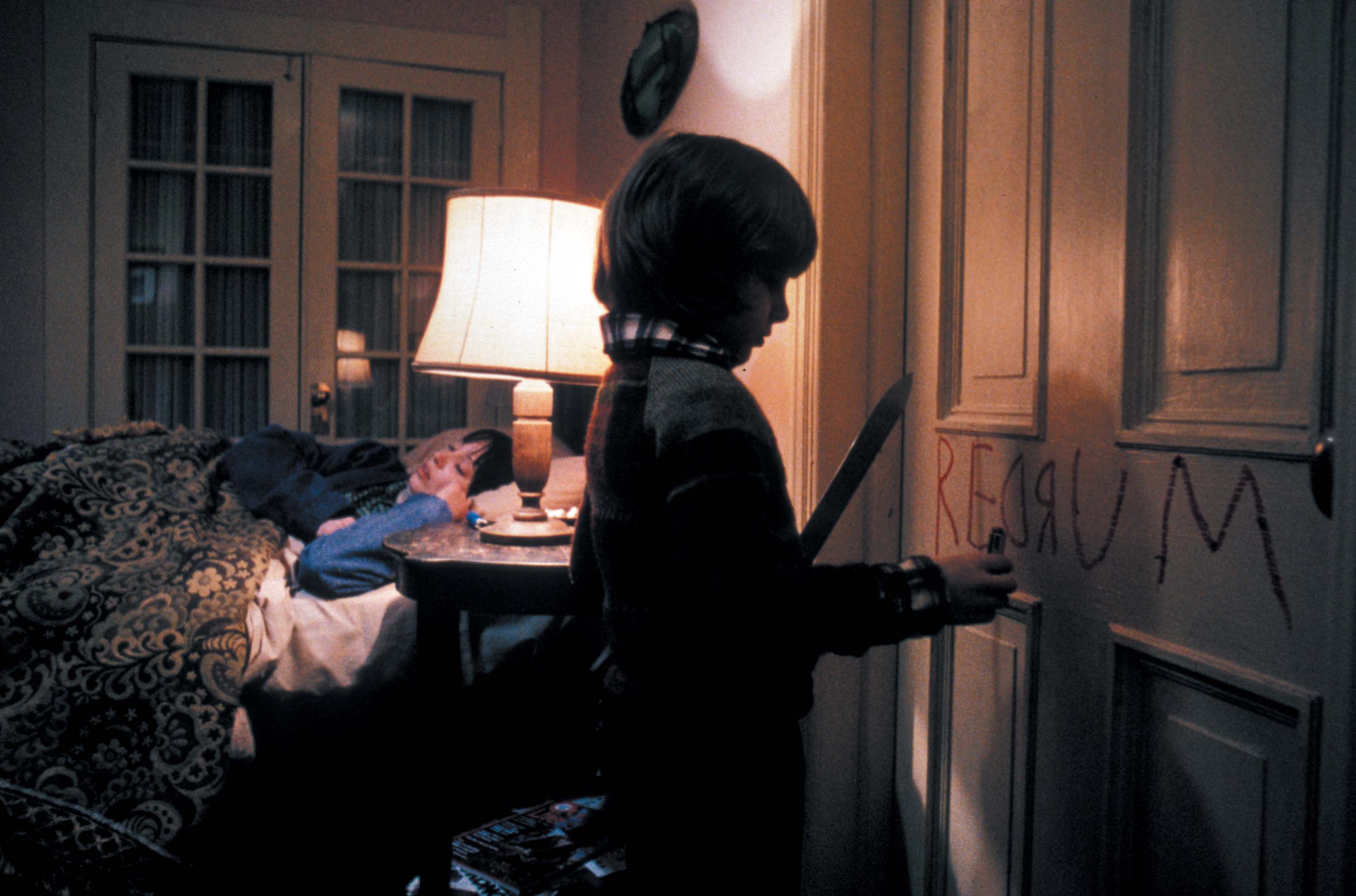 Danny Torrance (Danny Lloyd) scrive "redrum", ovvero in inglese assassino scritto all'incontrario