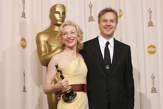 HOLLYWOOD - FEBRUARY 27:  ***EMBARGOED FROM ONLINE USAGE OR PUBLICATION UNTIL END OF LIVE TELECAST***  Actress Cate Blanchette poses with her "Best Performance by a Supporting Actress" award for "The Aviator" backstage with Tim Robbins during the 77th Annual Academy Awards on February 27, 2005 at the Kodak Theater in Hollywood, California.  (Photo by Carlo Allegri/Getty Images)     