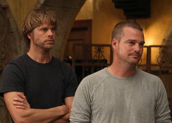 Chris O'Donnell, Eric Christian Olsen (KIKA) - LOS ANGELES - Quando si festeggia un compleanno, è d'uopo augurare "cento di questi giorni", ma le celebrazioni che hanno coinvolto NCIS: Los Angeles, che ha festeggiato i suoi primi 100 episodi.Il telefilm è nato nel 2009 come costola di NCIS - Unità anticrimine, la serie anticrimine più vista negli Stati Uniti, eletta da un sondaggio del 2011 serie preferita di sempre del pubblico americano. a sua volta  spin-off di Jag - Avvocati in divisa. Capo della squadra di Los Angeles è Chris O'Donnell, che ha festeggiato i 100 episodi con una torta decorata con panna, insieme al resto del cast. Il 100 episodio andrà in onda negli Stati Uniti il prossimo 15 ottobre.