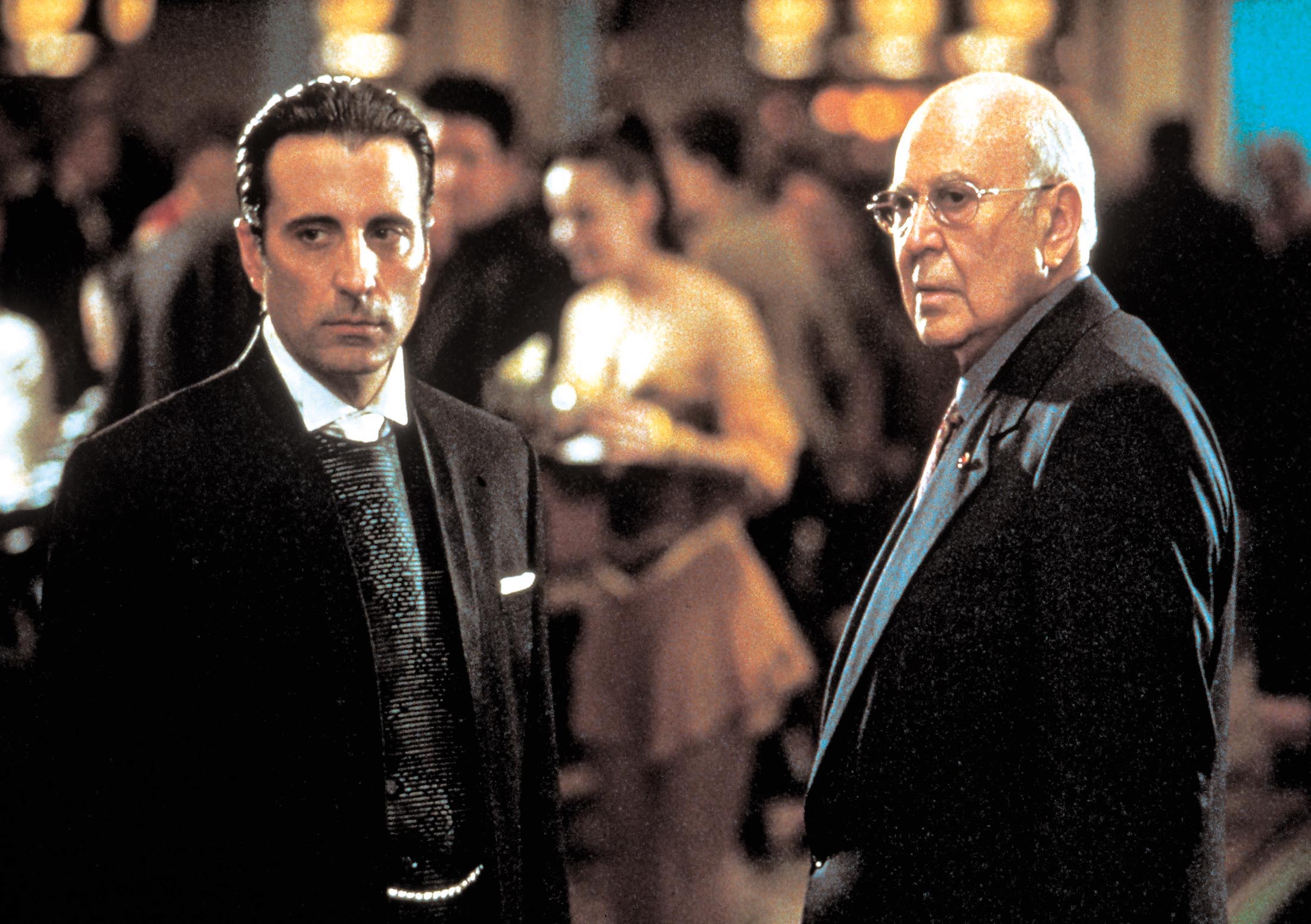 Carl Reiner insieme a Andy Garcia in una scena di Ocean's Eleven