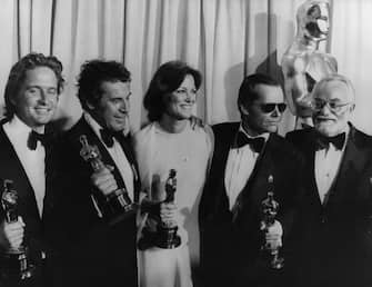 April 1976:  Left to right - Michael Douglas, Milos Forman, Louise Fletcher, Jack Nicholson and Saul Zaentz holding their Oscar awards for the film 'One Flew Over The Cuckoo's Nest' at the 48th Annual Awards event in Hollywood.  (Photo by Alan Band/Keystone/Getty Images)