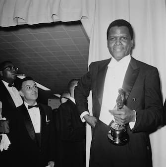 American actor Sidney Poitier with his Oscar after he won the Academy Award for Best Actor in a Leading Role, at the Beverly Hilton Hotel in Hollywood, California, 13th April 1964. Poitier won for his performance in 'Lilies Of The Field', directed by Ralph Nelson. (Photo by Archive Photos/Getty Images) )