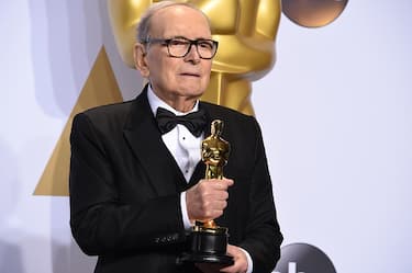 Composer Ennio Morricone poses with the Oscar for Best Original Score, "The Hateful Eight," in the press room during the 88th Oscars in Hollywood on February 28, 2016.     / AFP / Robyn BECK        (Photo credit should read ROBYN BECK/AFP via Getty Images)
