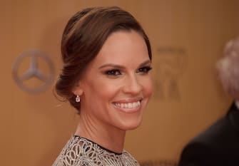 US actress Hilary Swank poses for photographers on the red carpet as she arrives for the Bambi awards on November 12, 2015 in Berlin. The Bambis are the main German media awards.     AFP PHOTO / ODD ANDERSEN        (Photo credit should read ODD ANDERSEN/AFP via Getty Images)