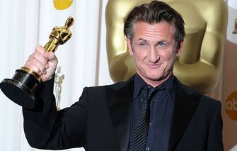 Best Actor winner Sean Penn poses with his trophy at the 81st Academy Awards at the Kodak Theater in Hollywood, California on February 22, 2009. AFP PHOTO Mark RALSTON (Photo credit should read MARK RALSTON/AFP via Getty Images)