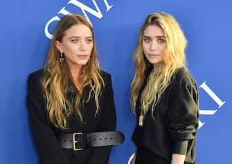 US fashion designer Mary-Kate Olsen (L) and Ashley Olsen arrives at the 2018 CFDA Fashion awards June 4, 2018 at The Brooklyn Museum in New York. (Photo by ANGELA WEISS / AFP)        (Photo credit should read ANGELA WEISS/AFP via Getty Images)