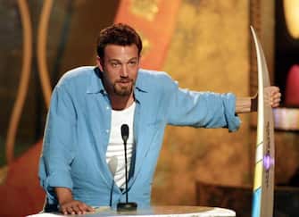 LOS ANGELES, CA - AUGUST 12:  US actor Ben Affleck accepts the Choice Movie Actor Award at the taping of the Teen Choice 2001 Awards at the Universal Amphitheater 12 August, 2001 in Los Angeles, California. The awards will air 20 August, 2001.  (Photo credit should read FREDERICK M. BROWN/AFP via Getty Images)