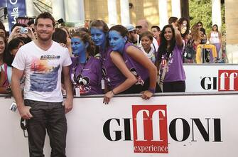 Actor Sam Worthington poses with the fans during Giffoni Experience 2010 on July 28, 2010 in Giffoni Valle Piana, Italy. *** Local Caption *** Sam Worthington Actor Sam Worthington poses with the fans during Giffoni Experience 2010 on July 28, 2010 in Giffoni Valle Piana, Italy. *** Local Caption *** Sam Worthington