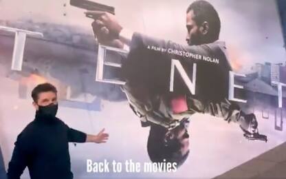 Tom Cruise entra in un cinema a sorpresa per vedere Tenet. VIDEO