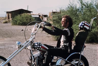 Harley Davidson, in sella a una moto sulle strade del cinema