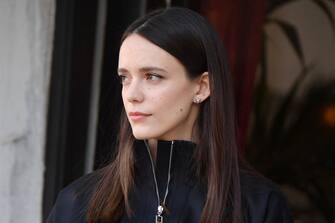 1270411359 VENICE, ITALY - SEPTEMBER 03: Actress Stacy Martin is seen arriving at the 77th Venice Film Festival on September 03, 2020 in Venice, Italy. (Photo by Stephane Cardinale - Corbis/GC Images,)
