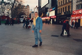 Australian actor and former model George Lazenby in Leicester Square, London, 1994.  (Photo by Larry Ellis Collection/Getty Images)