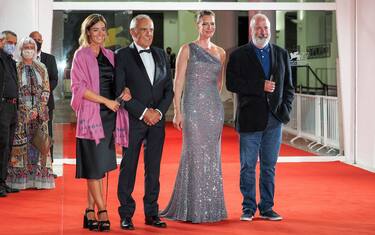 (L-R) Giulia Rosmarini, Alberto Barbera, Nicky Bentham and Director Roger Michell walks the red carpet ahead of the movie "The Duke" at the 77th Venice Film Festival at on September 04, 2020 in Venice, Italy. //03VULAURENT_VUL07613/2009050108/Credit:LAURENT VU/SIPA/2009050109 (LAURENT LAURENT VU/SIPA / IPA/Fotogramma, Venice - 2020-09-04) p.s. la foto e' utilizzabile nel rispetto del contesto in cui e' stata scattata, e senza intento diffamatorio del decoro delle persone rappresentate