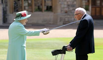 La Regina Elisabetta apre un drive-in a Sandringham