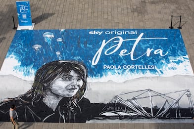 A Genova la "Petra" di  Paola Cortellesi diventa un'opera d'arte