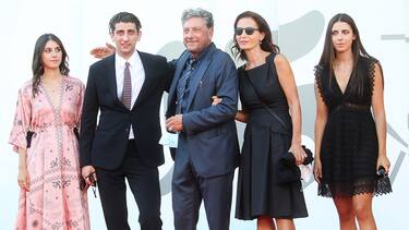 VENICE, ITALY - SEPTEMBER 11: (-LR) Maria Castellitto, Pietro Castellitto, Sergio Castellitto, Margaret Mazzantini and Anna Castellitto walk the red carpet ahead of the movie "I Predatori" at the 77th Venice Film Festival on September 11, 2020 in Venice, Italy. (Photo by Elisabetta Villa/Getty Images)