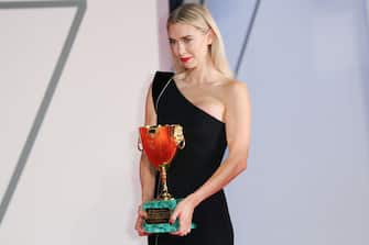 VENICE, ITALY - SEPTEMBER 12: Vanessa Kirby poses with the Coppa Volpi for Best Actress during the winners photocall at the 77th Venice Film Festival on September 12, 2020 in Venice, Italy. (Photo by Ernesto Ruscio/Getty Images)