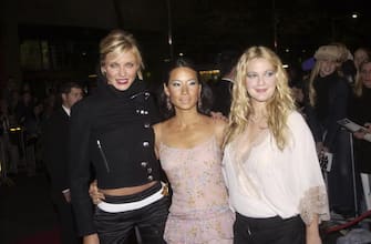 5 JUNE 2003 : ACTRESSES DREW BARRYMORE, LUCY LIU AND  CAMERON DIAZ  AT THE  PREMIERE OF CHARLIE'S ANGELS 2 : FULL THROTTLE AT CUSTOMS SQUARE, CIRCULAR QUAY, SYDNEY - AUSTRALIA.(Photo by Patrick Riviere/Getty Images)