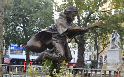 Londra omaggia Harry Potter con una statua a Leicester Square