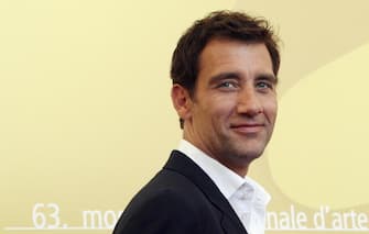 Venice, ITALY:  British actor Clive Owen poses for a photocall of the movie  "Children of Men" at the Lido of Venice, 03 September 2006. During the 63rd Venice International Film Festival  "Children of Men" is presented in competition for the Golden Lion award. AFP PHOTO / ALBERTO PIZZOLI  (Photo credit should read ALBERTO PIZZOLI/AFP via Getty Images)