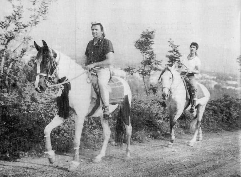 Mogol e Lucio Battisti viaggiano a cavallo nell'estate del 1970