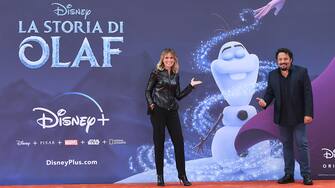 1281971604 ROME, ITALY - OCTOBER 24: Serena Autieri and Enrico Brignano attend the "La Storia Di Olaf" red carpet during the 18th Alice Nella Città on October 24, 2020 in Rome, Italy. (Photo by Daniele Venturelli/WireImage,)