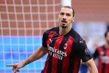 MILAN, ITALY - OCTOBER 17: (BILD ZEITUNG OUT) Zlatan Ibrahimovic of AC Milan celebrates after scoring his team's first goal during the Serie A match between FC Internazionale and AC Milan at Stadio Giuseppe Meazza on October 17, 2020 in Milan, Italy. (Photo by Sportinfoto/DeFodi Images via Getty Images)