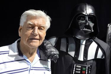 English actor David Prowse (L), who played the character of Darth Vader (Dark Vador in French) in the first Star Wars trilogy poses with a fan dressed up in a Darth Vader costume during a Star Wars convention on April 27, 2013 in Cusset.        AFP PHOTO THIERRY ZOCCOLAN        (Photo credit should read THIERRY ZOCCOLAN/AFP via Getty Images)