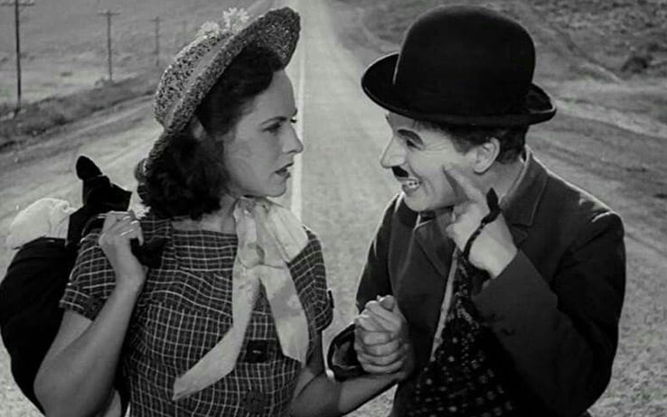Charlie Chaplin assieme a Paulette Goddard durante la sequenza conclusiva di Tempi moderni Tempi moderni finale