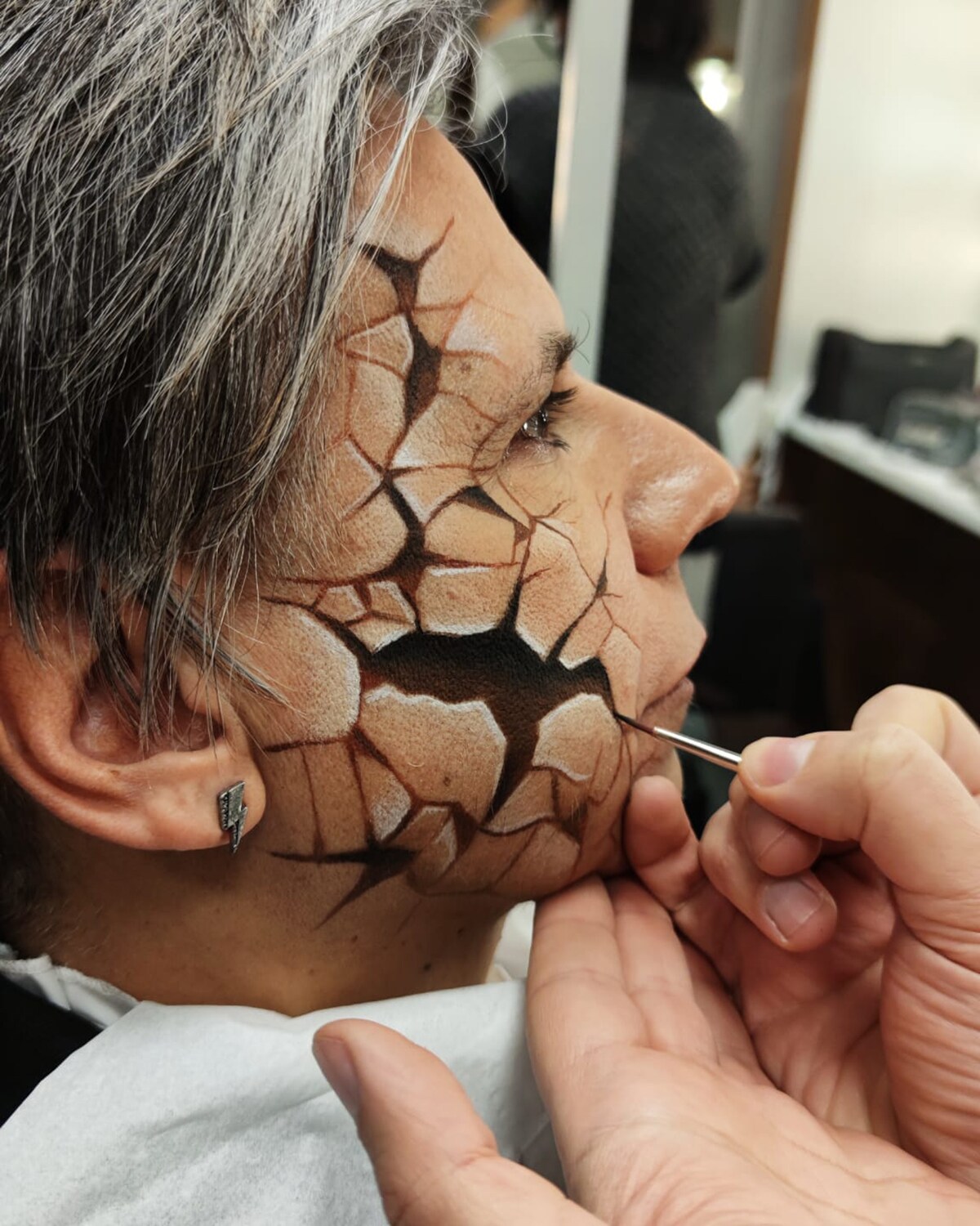 Il talentuoso Luca Luce applica il make up scelto per The Quake a Mister Paura