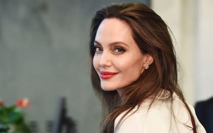 Angelina Jolie vende un quadro di Churchill e incassa 11 milioni 