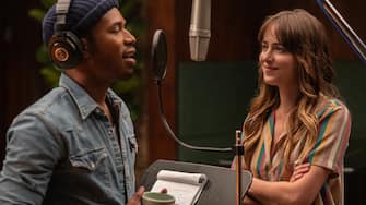 Kelvin Harrison Jr. stars as David Cliff and Dakota Johnson as Maggie Sherwoode in The High Note,
a Focus Features release.
