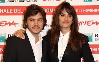 (KIKA) - ROMA - Si Ã¨ alzato il sipario sulla sesta edizione del Festival Internazionale del Film di Roma. A far da madrina di apertura ci ha pensato Penelope Cruz che, insieme a Emile Hirsch ha dato il via alla kermesse. L'attrice spagnola ha presentato Venuto al Mondo, il film diretto da Sergio Castellitto, che sta girando in questi giorni a Roma.

