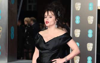 (KIKA) - LONDRA - Dai Golden GlobesÂ ai BAFTAÂ Awards e il red carpet si tinge di nero. CosÃ¬ come giÃ  accaduto lo scorso gennaio al Beverly Hilton Hotel di Los Angeles, le celebrity hanno optato per il total black anche agli Oscar britannici assegnati allaÂ Royal Albert Hall di Londra. Il tuttoÂ in segno di protesta contro le molestie sessuali e per abbracciare ilÂ movimento Time&#39;s Up.[galleria]Da Lupita Nyong&#39;oÂ a Jennifer LawrenceÂ e Margot Robbie, ma anche Saoirse Ronan, Greta Gerwig, Helena Bonham Carter e Isabelle Huppert, solo per citarne alcune. Nonostante la mancanza di colori, a distinguersi Ã¨ stata ancora una volta Angelina Jolie, splendida in un lungo abito in velluto dallo scollo a cuore firmato Ralph & Russo.POTREBBE INTERESSARTI ANCHE:Â Angelina Jolie, dive d&#39;altri tempi alla boutique Guerlain[video mp4=https://www.kikapress.com/kikavideo/mp4/kikavideo_196990.mp4 id=196990]

