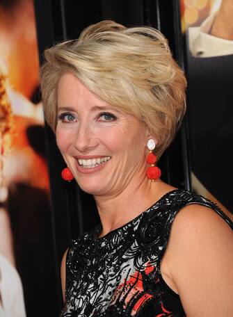 Emma Thompson (KIKA) - HOLLYWOOD - Non poteva che essere una pellicola collegata alla Disney il film dâ apertura dellâ Afi Fest 2013, festival cinematografico organizzata a Hollywood. Tom Hanks, Colin Farrell ed Emma Thompson hanno presentato Saving Mr. Banks, ovvero lâ epopea vissuta da Walt Disney e Pamela Lyndon Travers per portare sul grande schermo Mary Poppins.Scritta da Kelly Marcel e diretta da John Lee Hancock, la pellicola racconta proprio il lungo corteggiamento professionale dell'inventore di Topolino per convincere la scrittrice australiana Pamela Lyndon Travers a cedere i diritti cinematografici del libro per dare vita a Mary Poppins.Una convinzione poi risultata vincente quella di Walt Disney, visto che il film ha ricevuto cinque Oscar, due Golden Globe, un Grammy e numerosi altri premi.â Mary Poppins non è in vendita. Non permetterò che diventi uno dei suoi sciocchi cartoni. So bene cosa farà di lei, la ridurrà una tutta saltelli e scintilliiâ , dice nel film Emma Thompson, che veste i panni della scrittrice.Come detto il film ha raggiunto un successo epocale, ma l'autrice australiana, delusa, scrisse nel suo testamento che nessun americano avrebbe mai più potuto avvicinarsi alle sue opere.