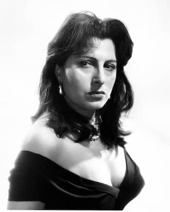 1955 , USA : The celebrated italian movie actress ANNA MAGNANI in Hollywood Paramount Pictures Studio official portrait for the movie THE ROSE TATTOO ( 1955 - La rosa tatuata ) by Daniel Mann , from a play by Tennessee Williams - MOVIE - FILM - CINEMA - attrice - portrait - ritratto - capelli lunghi - long hair - spalla - shoulders - spalle - shoulders - petto - seno - breast - scollatura - decolleté - neckopening - neckline - collier - perla - perle - pearl - pearls - necklace - orecchini - earrings - eardrops - eardrop - earring - orecchino - gioiello - gioielli - jewel - jewellery