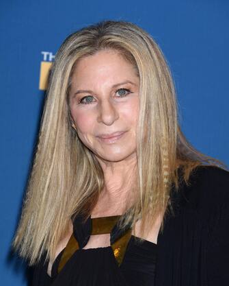 (KIKA) - LONDRA -Â Leaving Neverland, il documentario che accusa nuovamente Michael Jackson di pedofilia, continua a far discutere. Questa volta a finire nell&#39;occhio del ciclone Ã¨Â Barbra Streisand, che in una intervista dal The Times ha preso le difese dell&#39;artista americano, scomparso dieci anni fa. L&#39;attrice ha infatti dichiarato: "Credo al racconto dei due protagonisti del documentarioÂ ma erano felici di stare lÃ¬, e in fondo non sono morti", ha spiegato aggiungendo che entrambi hanno una famiglia, con moglie e figli.[galleria]GUARDA ANCHE: Leaving Neverland distrugge Michael Jackson.L&#39;artista ha poi puntato il dito contro i genitori di questi bambini, che li hanno lasciati soli in piÃ¹ occasioni, in compagnia dello stesso Jackson. "Sto male per quei bambiniÂ e sto male per lui. Credo che la colpa sia dei genitori, che hanno permesso ai loro figli di dormire con lui". E poi ancora: "I suoi bisogni sessuali erano i suoi bisogni sessuali - ha aggiunto la Streisand - e dipendevano dalla sua infanzia o del suo Dna".GUARDA ANCHE:Â "Paris e Prince non sono figli di Michael Jacksonâ  Â Le sue parole perÃ² hanno fomentato un acceso dibattito, in sui si Ã¨ espresso anche il regista del documentario Dan Reed, che su Twitter ha accusato la cantante di voler sdoganare la pedofilia.Â [video mp4=https://www.kikapress.com/kikavideo/mp4/kikavideo_198921.mp4 id=198921]

