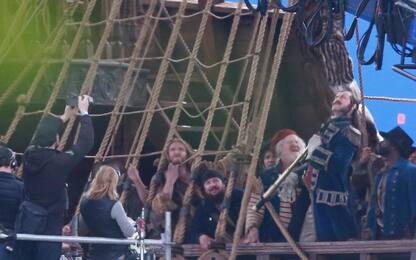 Peter Pan e Wendy, nuove foto: Jude Law a bordo della Jolly Roger