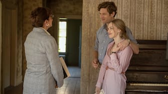Things Heard and Seen (L-R) James Norton as George Clare, Amanda Seyfried as Catherine Clare, in Things Heard and Seen. Cr. Anna Kooris/NETFLIX © 2020 
