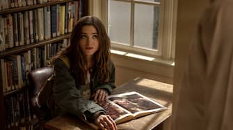 Things Heard and Seen (L-R) Natalia Dyer as Willis, in Things Heard and Seen. Cr. Anna Kooris/NETFLIX © 2020 
