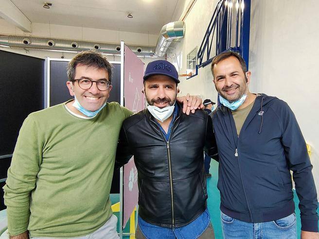 Checco Zalone insieme al sindaco di Capurso Michele Laricchia e al suo "vaccinatore"
