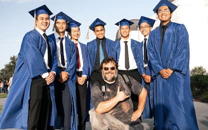 Jack Black posa con gli studenti durante le foto di laurea