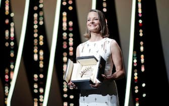 epa09326537 Jodie Foster receives the Palme d'Or, the Lifetime Achievement Award, during the Opening Ceremony of the 74th annual Cannes Film Festival, in Cannes, France, 06 July 2021. The festival runs from 06 to 17 July.  EPA/IAN LANGSDON