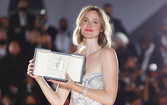 FRANCE CANNES FILM FESTIVAL 2021 epa09351056 Renate Reinsve poses during a Award Winners Photocall with the award for 'Best Actress' for 'Verdens Verste Menneske' at the 74th annual Cannes Film Festival in Cannes, France, 17 July 2021. EPA/IAN LANGSDON