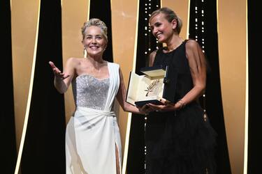 CANNES, FRANCE - JULY 17: Sharon Stone (L) gives Julia Ducournau (R) the Palme d'Or 'Best Movie Award' for 'Titane' during the closing ceremony of the 74th annual Cannes Film Festival on July 17, 2021 in Cannes, France. (Photo by Pascal Le Segretain/Getty Images)