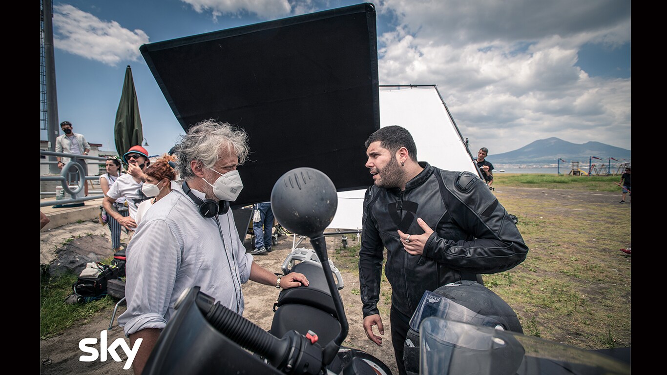 Rosanero, una foto dal set del film Sky Original con Salvatore Esposito