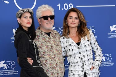 (From L) Spanish actress Milena Smit, Spanish director Pedro Almodovar and Spanish actress Penelope Cruz pose during a photocall for the film "Madres Paralelas" (Parallel Mothers) on the opening day of the 78th Venice Film Festival, on September 1, 2021 at Venice Lido. (Photo by Miguel MEDINA / AFP) (Photo by MIGUEL MEDINA/AFP via Getty Images)