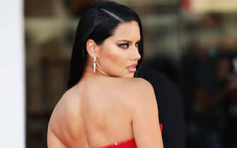 VENICE, ITALY - SEPTEMBER 01: Adriana Lima attends the red carpet of the movie "Madres Paralelas" during the 78th Venice International Film Festival on September 01, 2021 in Venice, Italy. (Photo by Ernesto Ruscio/Getty Images)